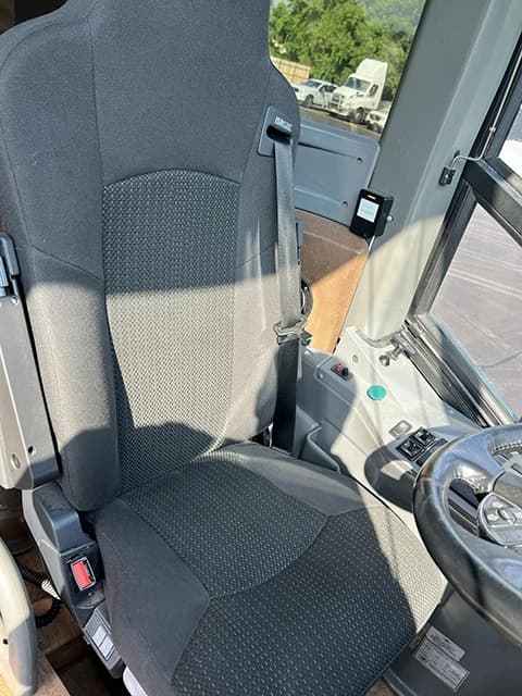 2005 MCI J4500 Motor Coach - Image 3
