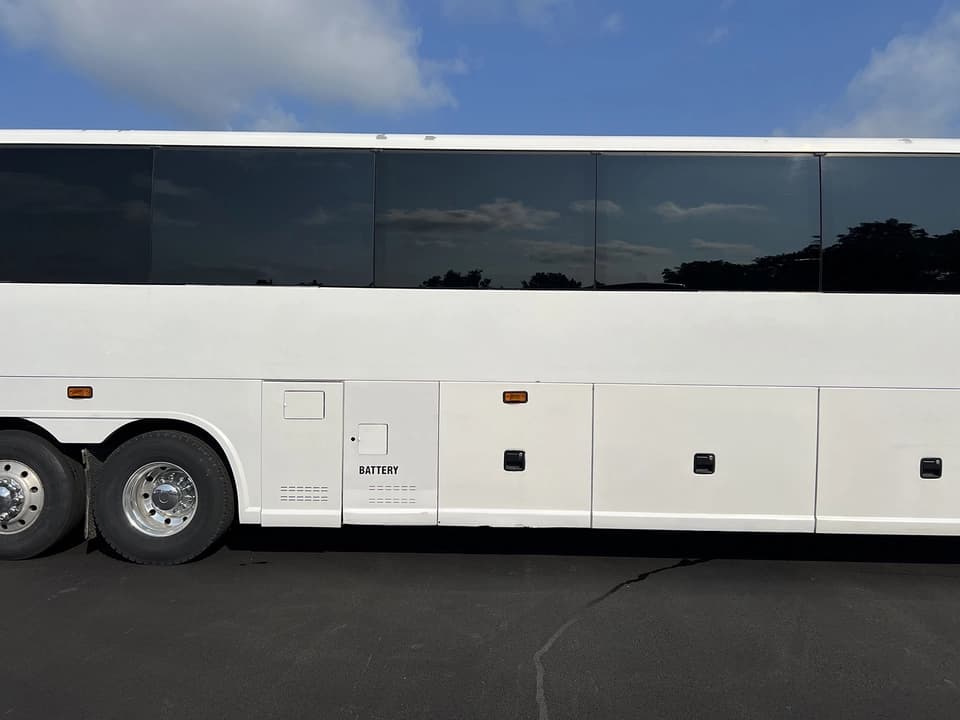 2005 MCI J4500 Motor Coach - Image 12