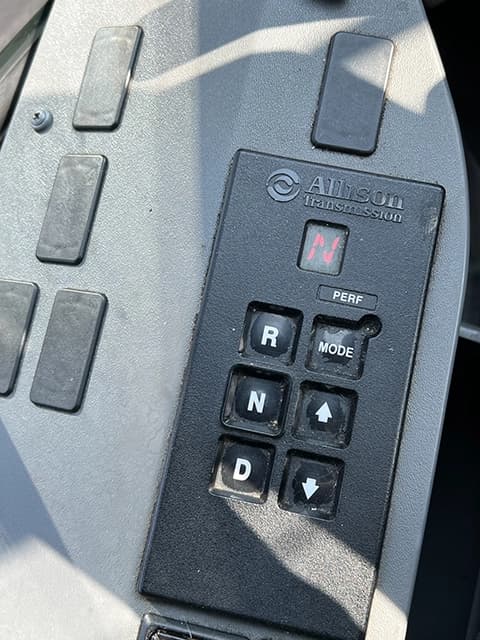 2005 MCI J4500 Motor Coach - Image 13
