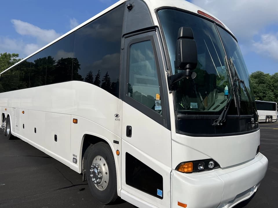2005 MCI J4500 Motor Coach - Image 16