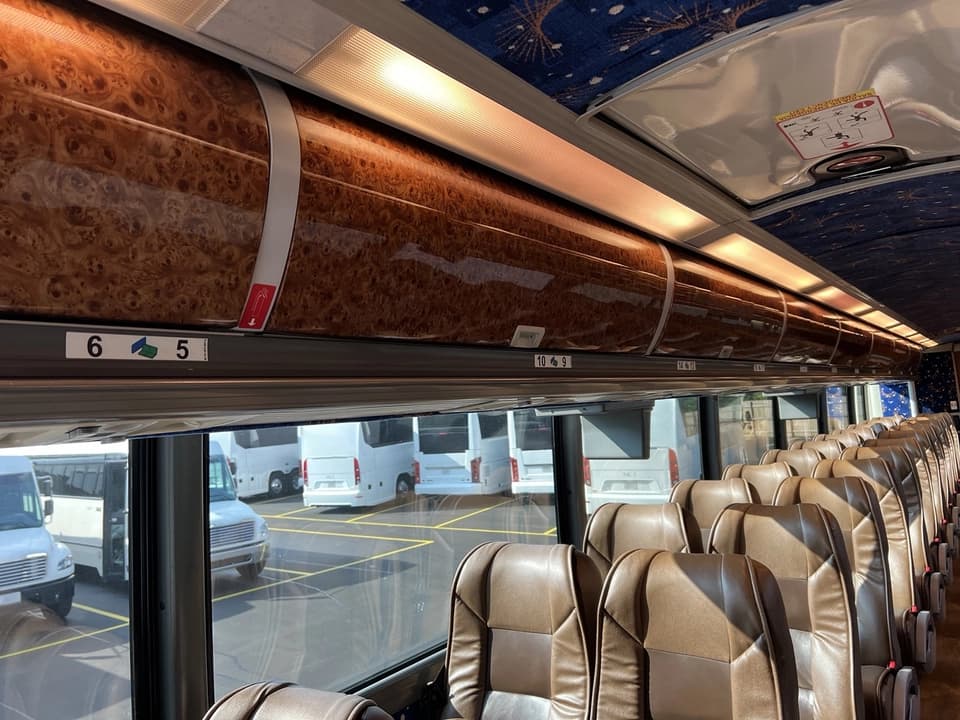 2005 MCI J4500 Motor Coach - Image 17