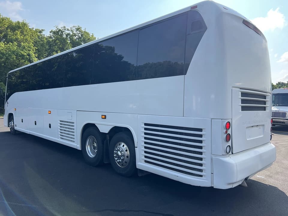 2005 MCI J4500 Motor Coach - Image 4