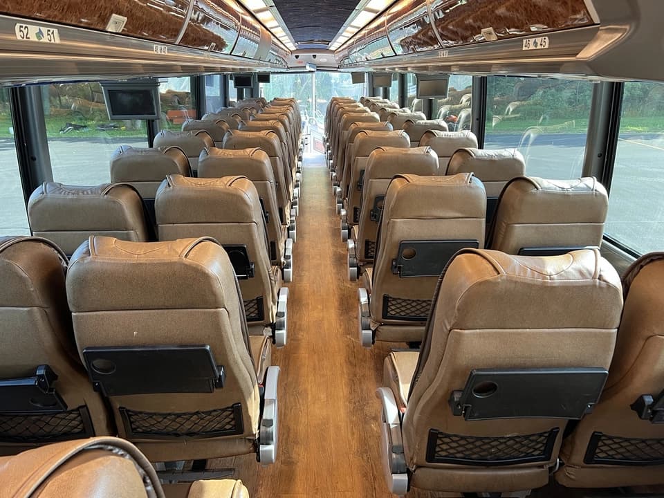 2005 MCI J4500 Motor Coach - Image 5