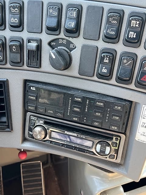 2005 MCI J4500 Motor Coach - Image 6