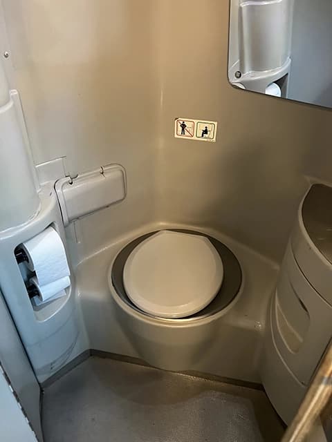 2005 MCI J4500 Motor Coach - Image 20