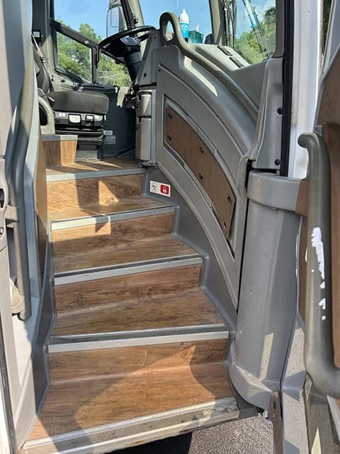2005 MCI J4500 Motor Coach - Image 8