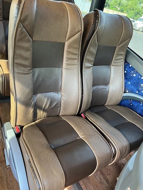 2005 MCI J4500 Motor Coach - Image 9