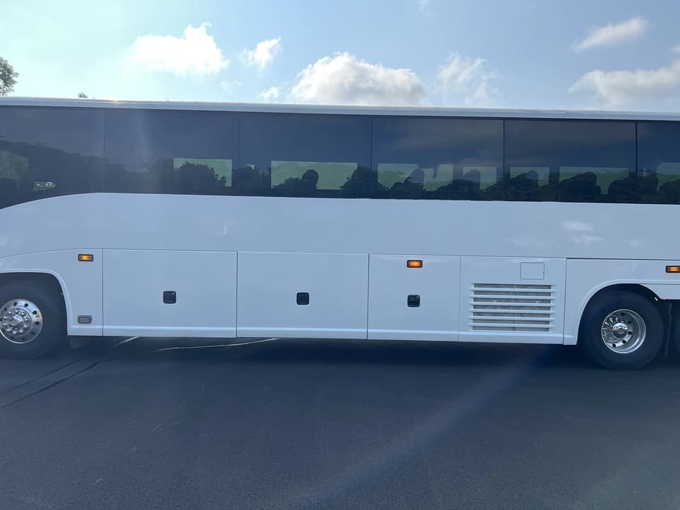 2005 MCI J4500 Motor Coach - Image 10
