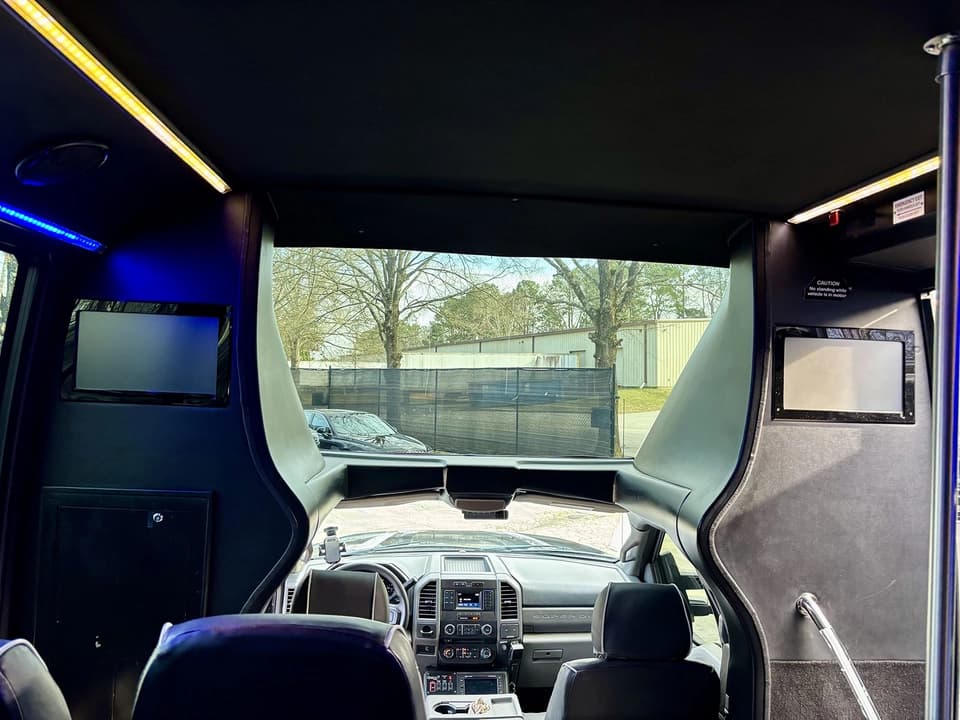 2017 Ford F550 Grech Executive Shuttle - Image 11