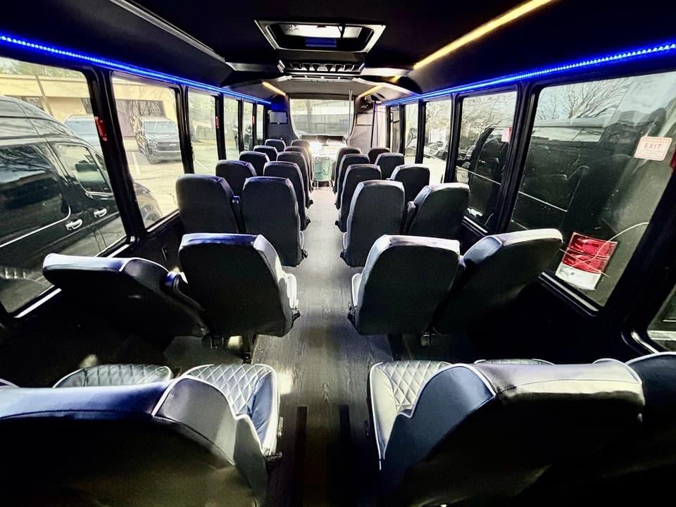 2017 Ford F550 Grech Executive Shuttle - Image 6