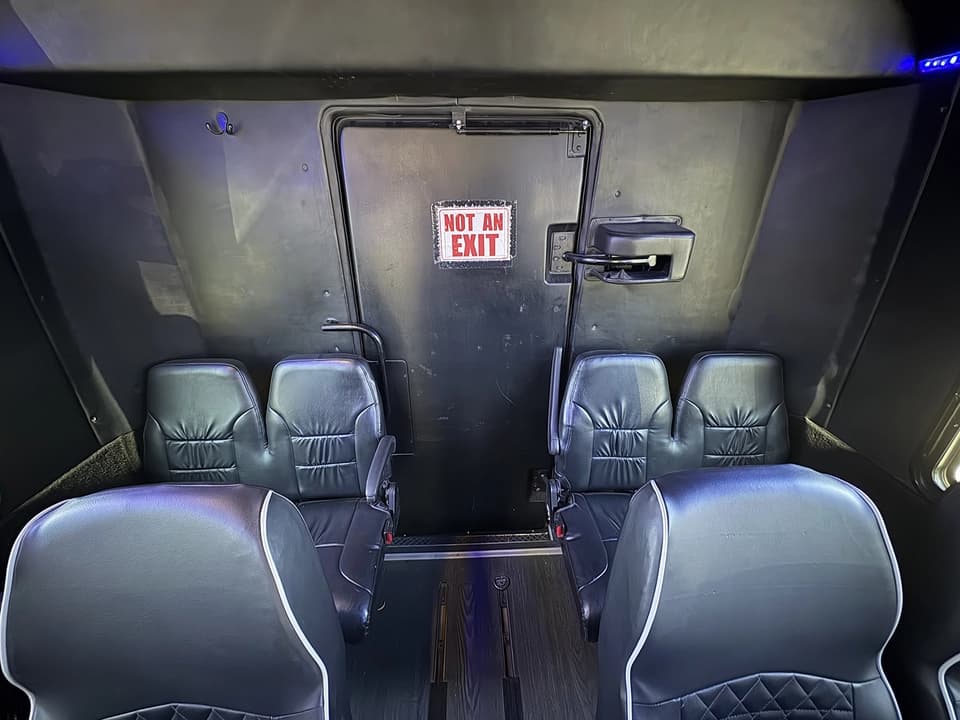 2017 Ford F550 Grech Executive Shuttle - Image 12