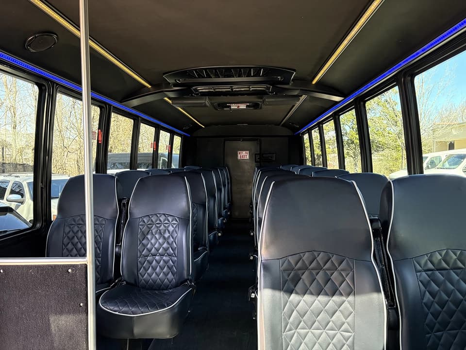 2017 Ford F550 Grech Executive Shuttle - Image 9