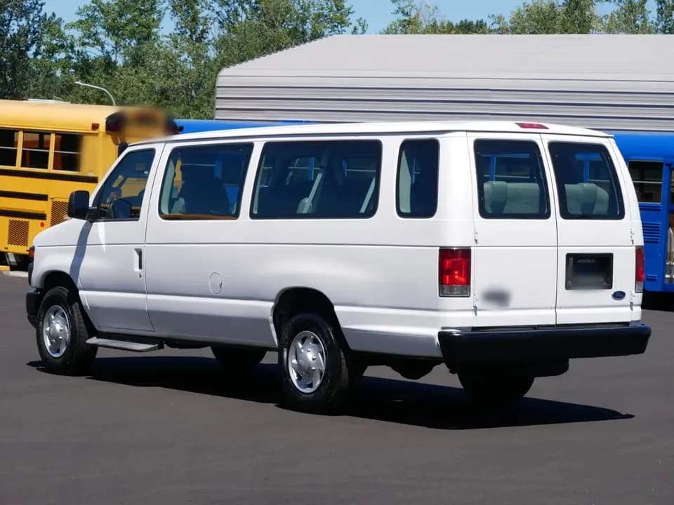 2008 Ford E350 Van - Image 4