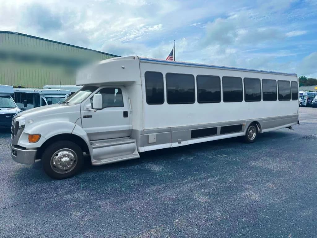 2015 Ford F650 Starcraft Shuttle Bus - Image 2