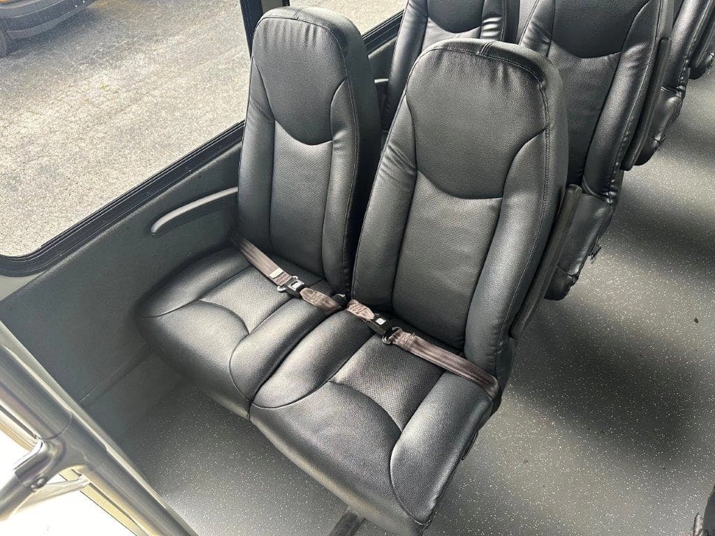 2015 Ford F650 Starcraft Shuttle Bus - Image 7