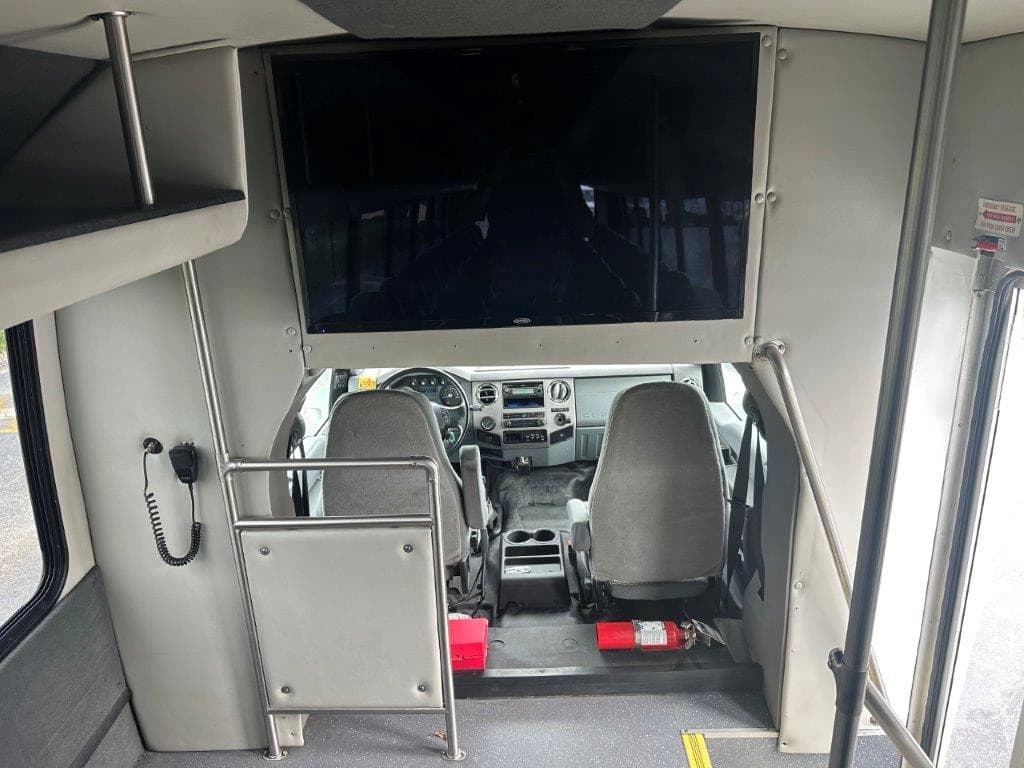 2015 Ford F650 Starcraft Shuttle Bus - Image 8
