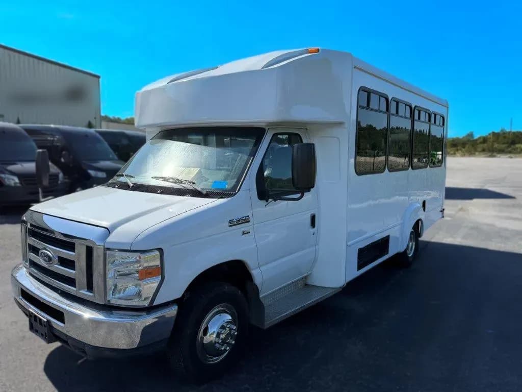 2014 Goshen GCII Ford E350 Shuttle - Image 2