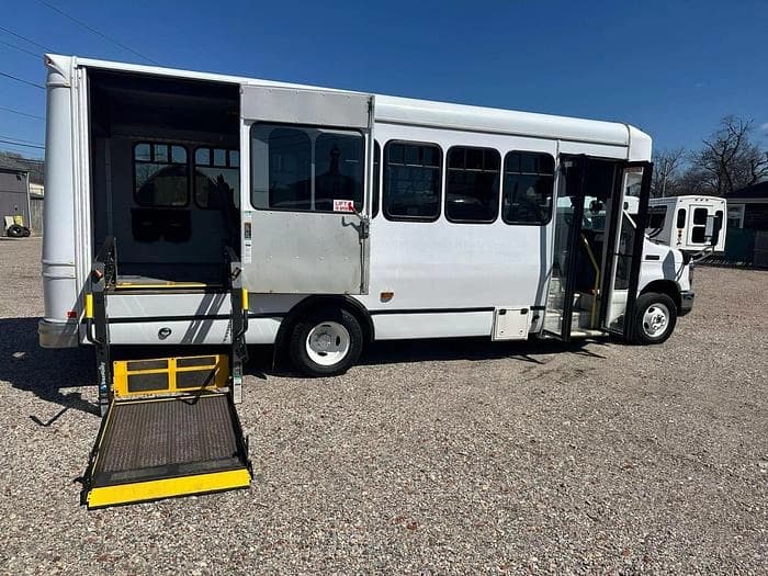 2017 Ford E450 Non-CDL ADA Shuttle Bus - Image 19