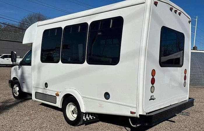 2016 Chevrolet 3500 Shuttle Bus - Image 21
