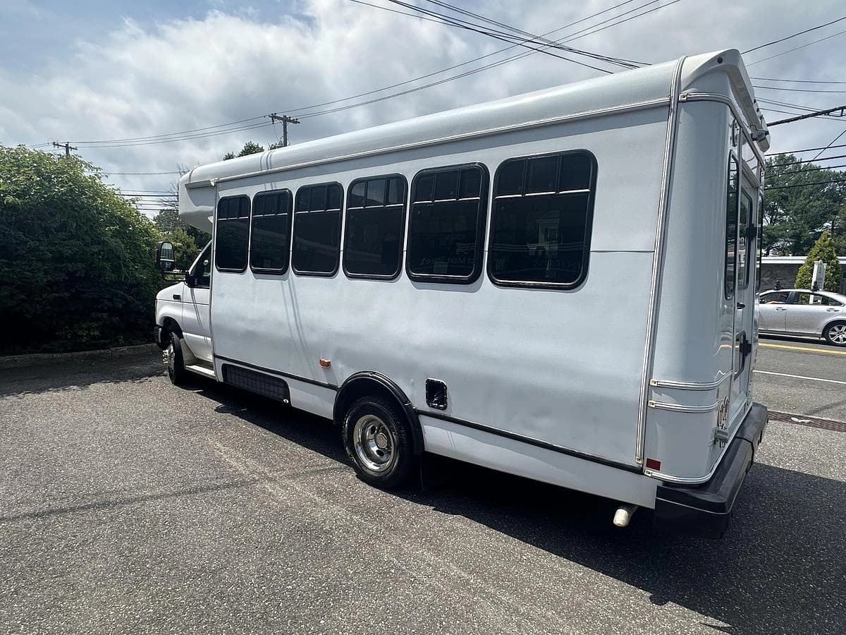 2017 Ford E450 ADA Shuttle Bus - Image 11