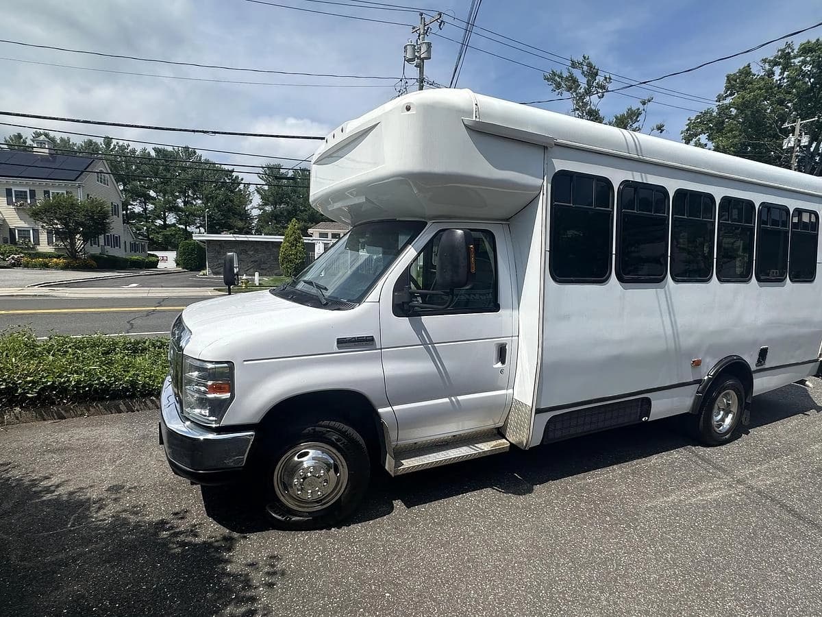2017 Ford E450 ADA Shuttle Bus - Image 14