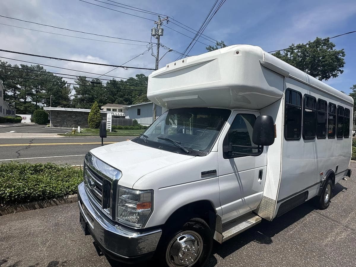 2017 Ford E450 ADA Shuttle Bus - Image 19