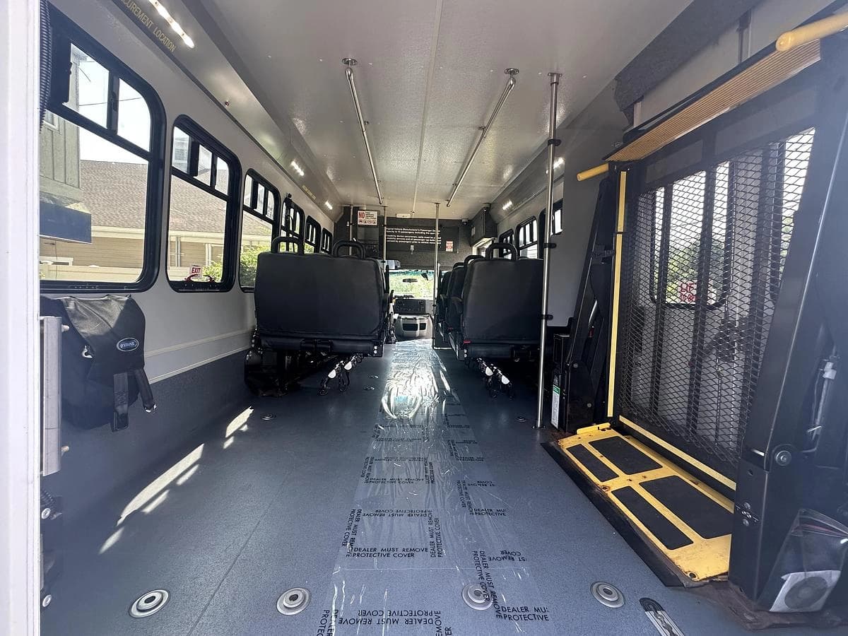 2017 Ford E450 ADA Shuttle Bus - Image 5