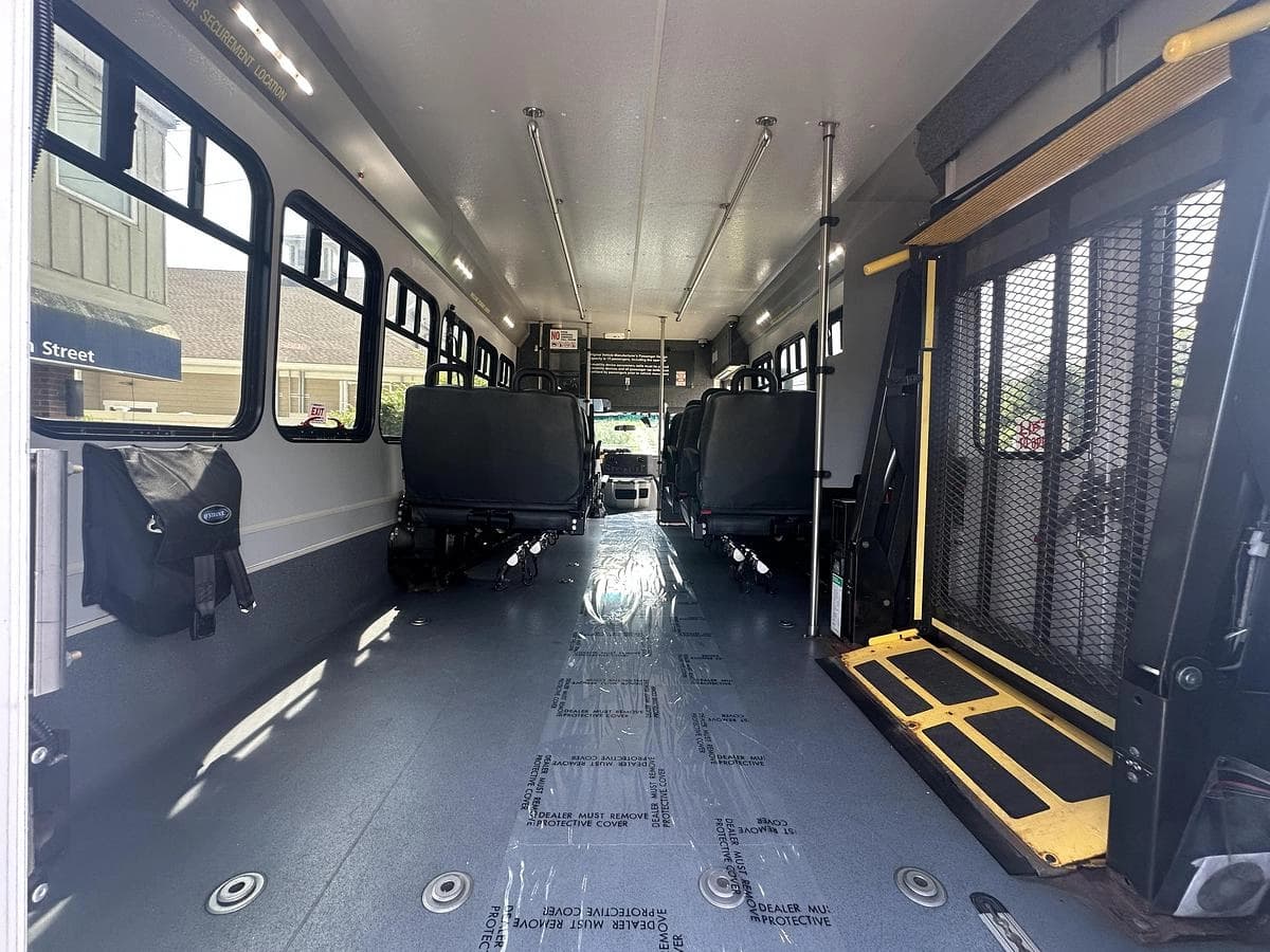 2017 Ford E450 ADA Shuttle Bus - Image 20