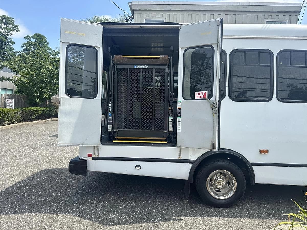 2017 Ford E450 ADA Shuttle Bus - Image 23