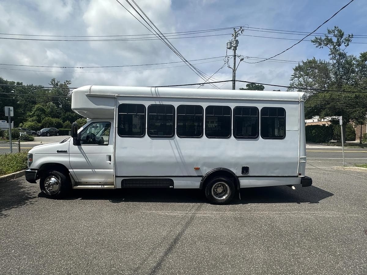 2017 Ford E450 ADA Shuttle Bus - Image 26