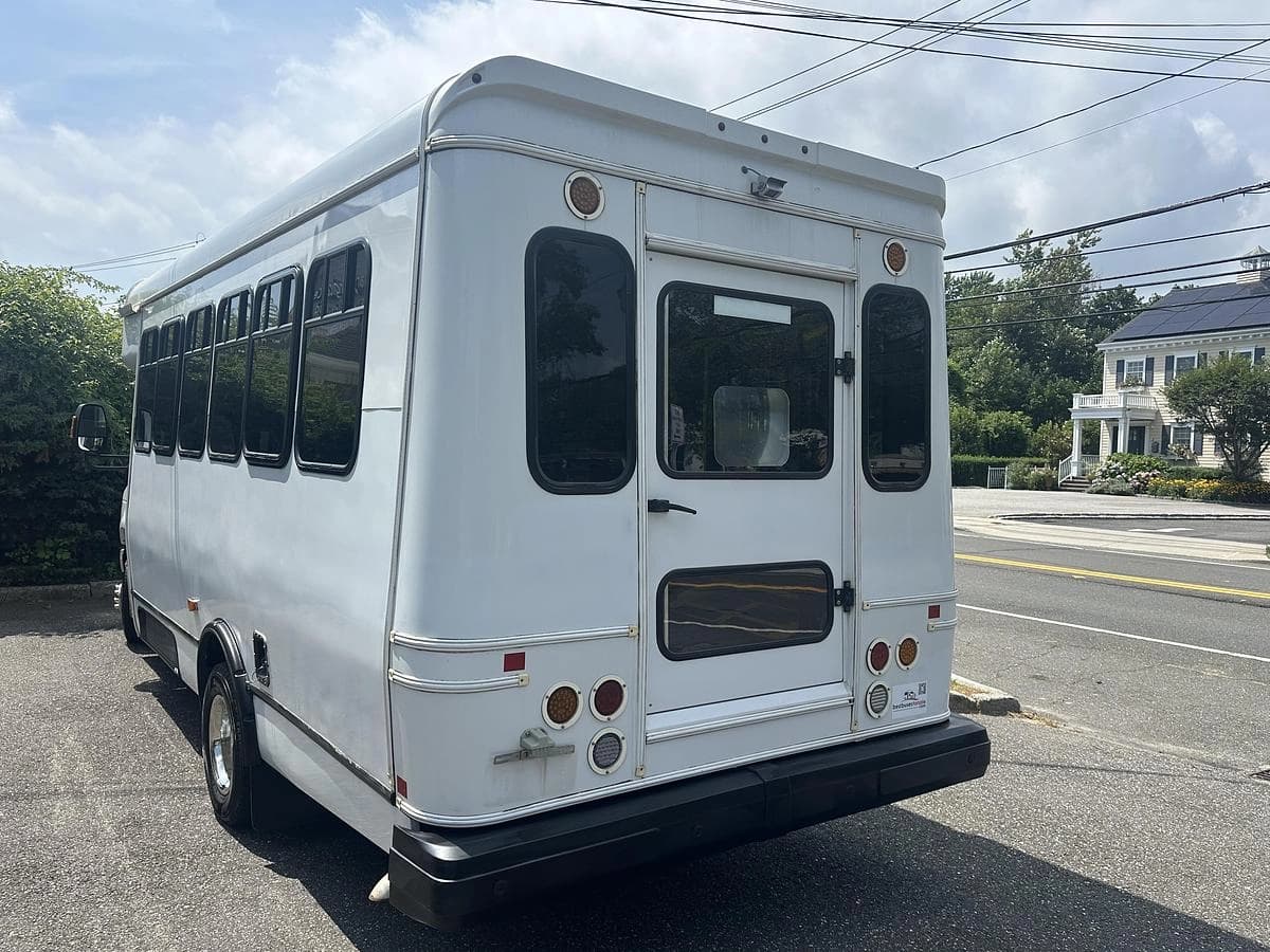2017 Ford E450 ADA Shuttle Bus - Image 31