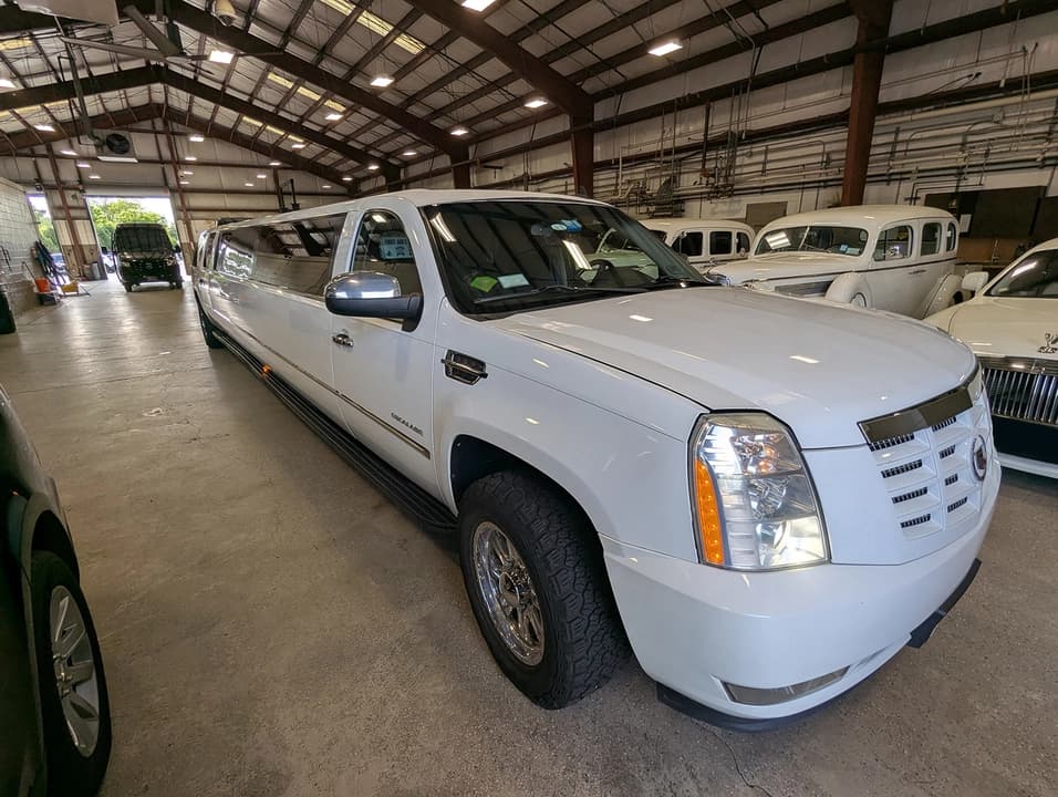 2009 Executive Coach Builders Suburbalade SUV Stretch - Image 5