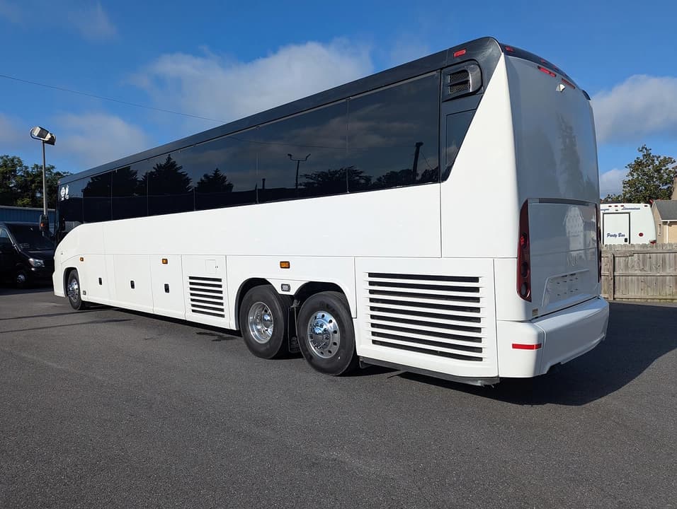 2017 MCI J4500 Motor Coach - Image 2