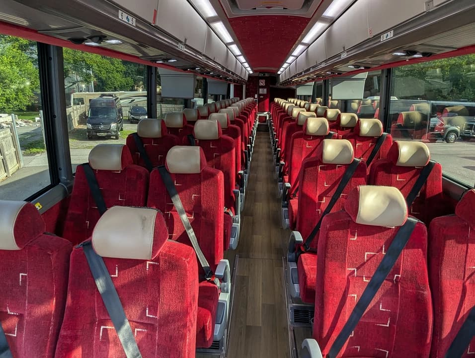 2017 MCI J4500 Motor Coach - Image 3