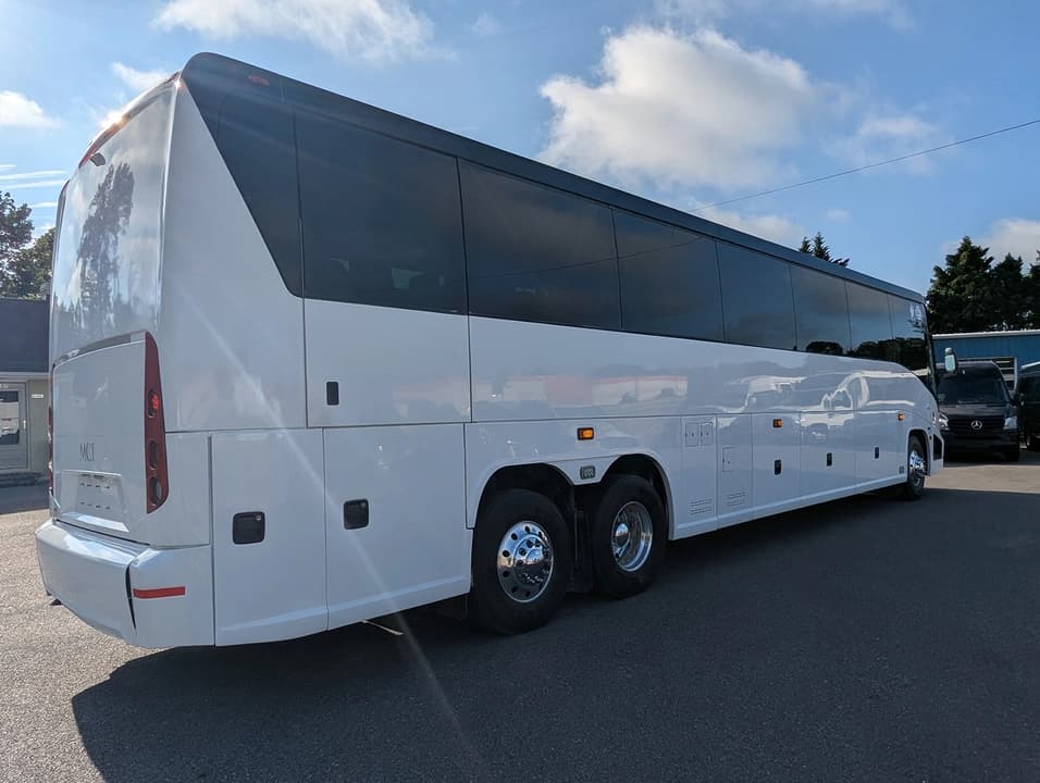 2017 MCI J4500 Motor Coach - Image 5