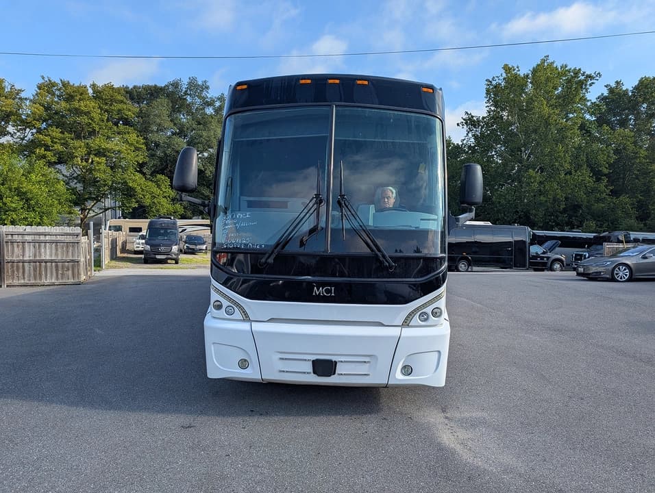 2017 MCI J4500 Motor Coach - Image 8