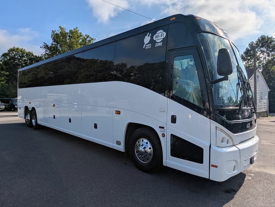 2017 MCI J4500 Motor Coach - Image 1