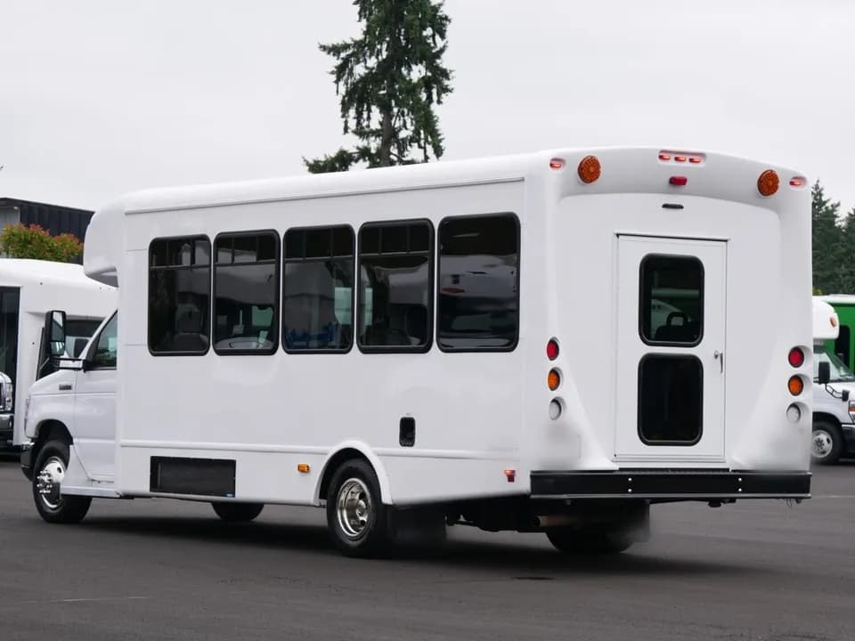 2018 Ford E450 Starcraft Shuttle Bus - Image 4