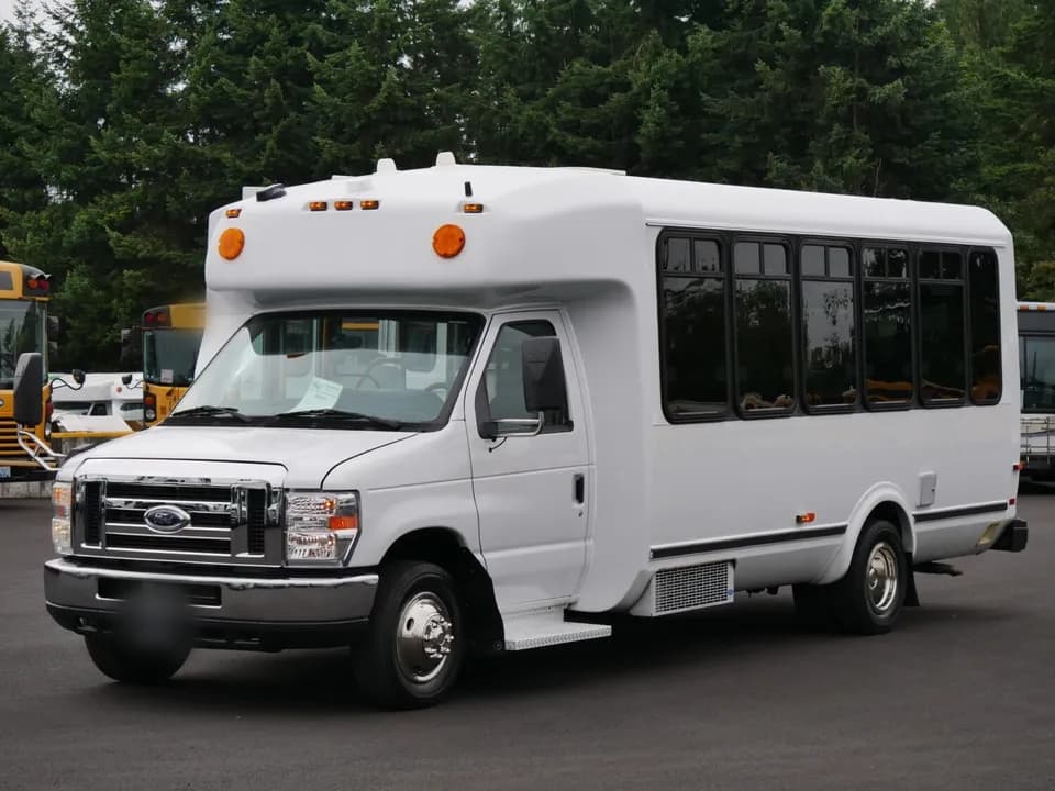 2014 ElDorado Aerotech Shuttle Bus - Image 2