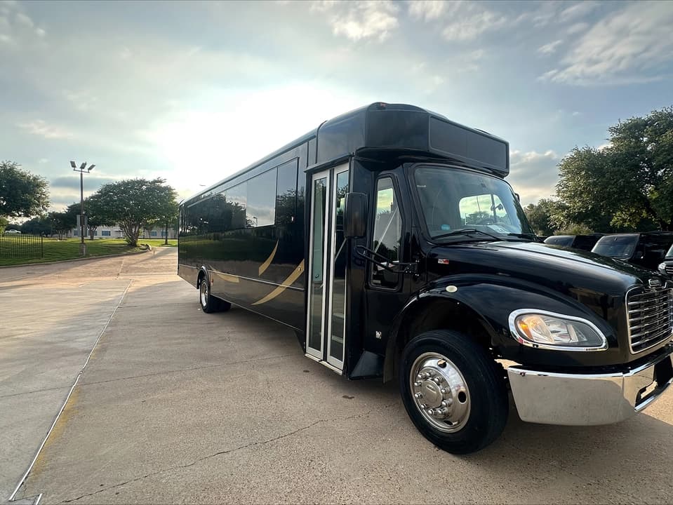 2018 Freightliner Glaval Executive Shuttle - Image 2