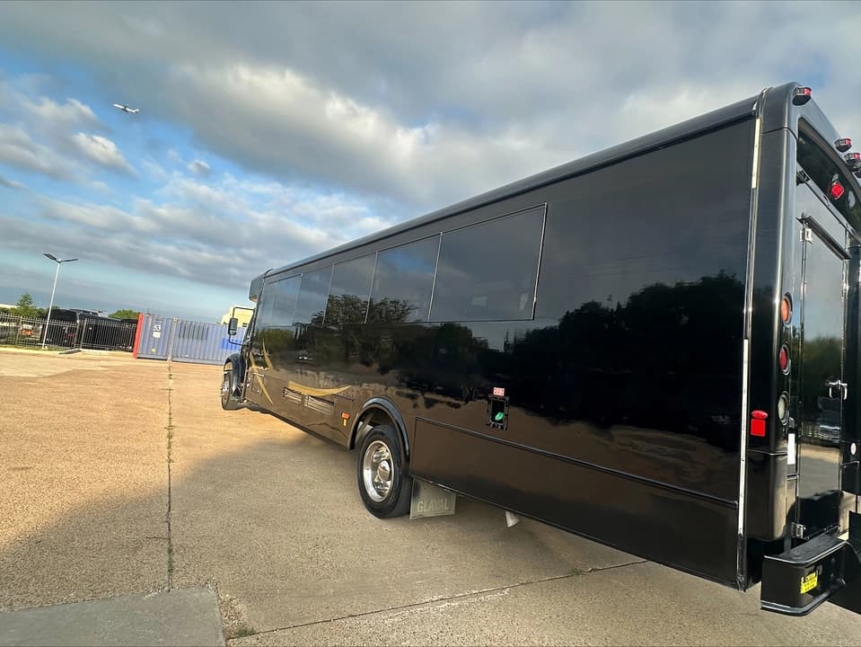 2018 Freightliner Glaval Executive Shuttle - Image 4