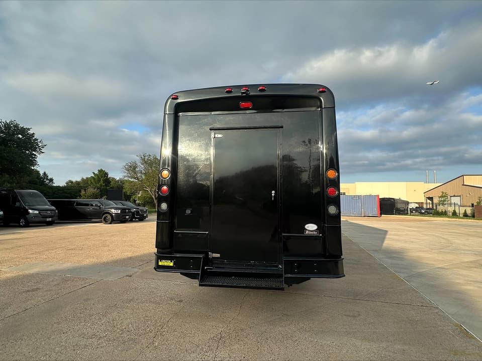2018 Freightliner Glaval Executive Shuttle - Image 6