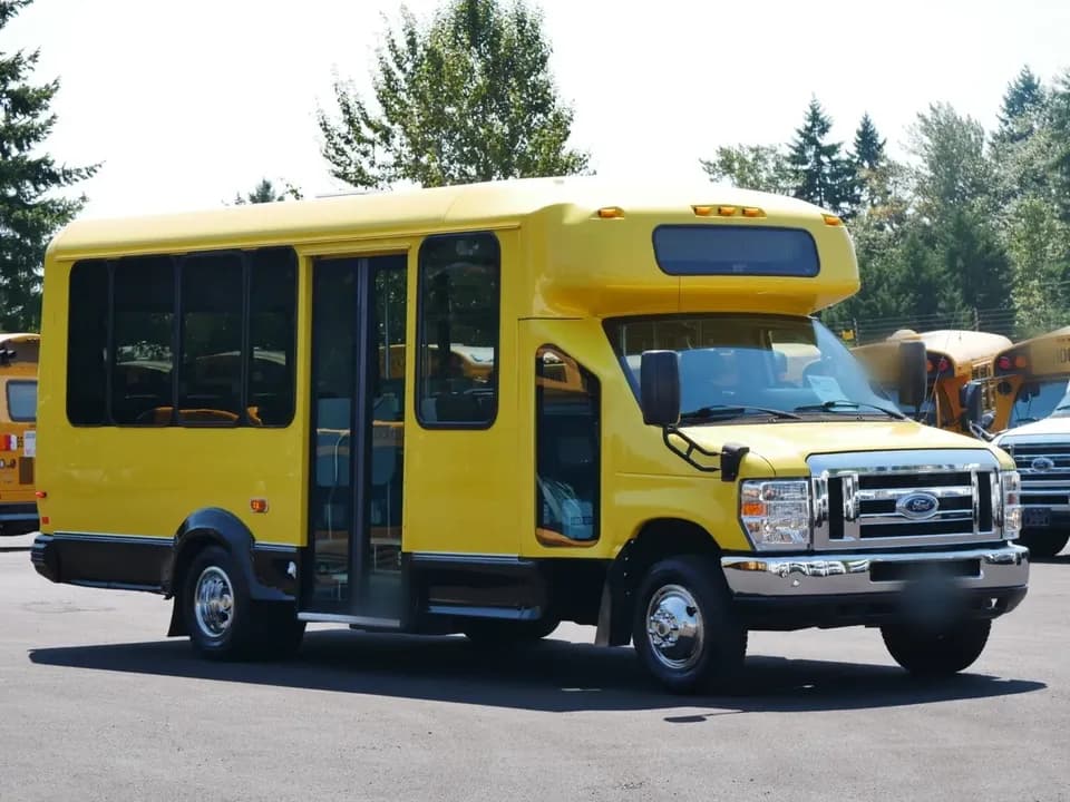 2016 ElDorado Aerotech Shuttle Bus - Image 1