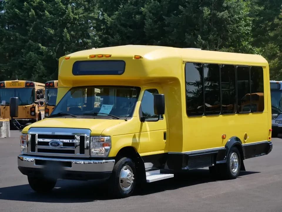 2016 ElDorado Aerotech Shuttle Bus - Image 2