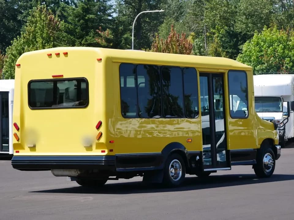 2016 ElDorado Aerotech Shuttle Bus - Image 3