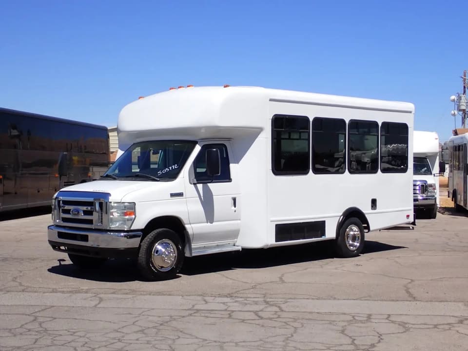 2010 Ford E450 Starcraft Allstar Shuttle Bus - Image 3