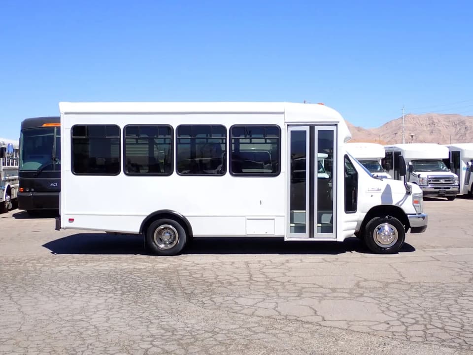 2010 Ford E450 Starcraft Allstar Shuttle Bus - Image 4
