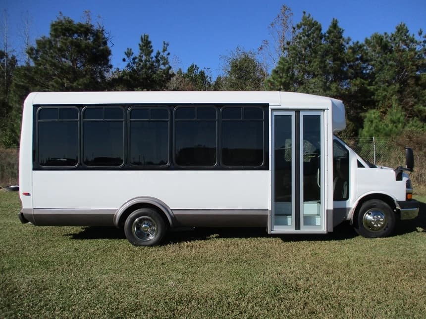 2015 Chevrolet G4500 Eldorado National Aerotec Shuttle Bus - Image 2