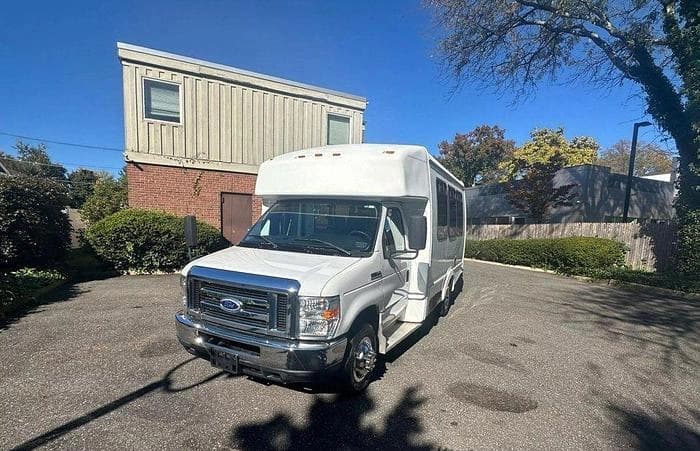 2015 Ford E350 Non-CDL ADA Shuttle Bus - Image 19