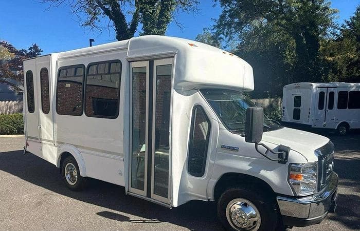 2015 Ford E350 Non-CDL ADA Shuttle Bus - Image 25